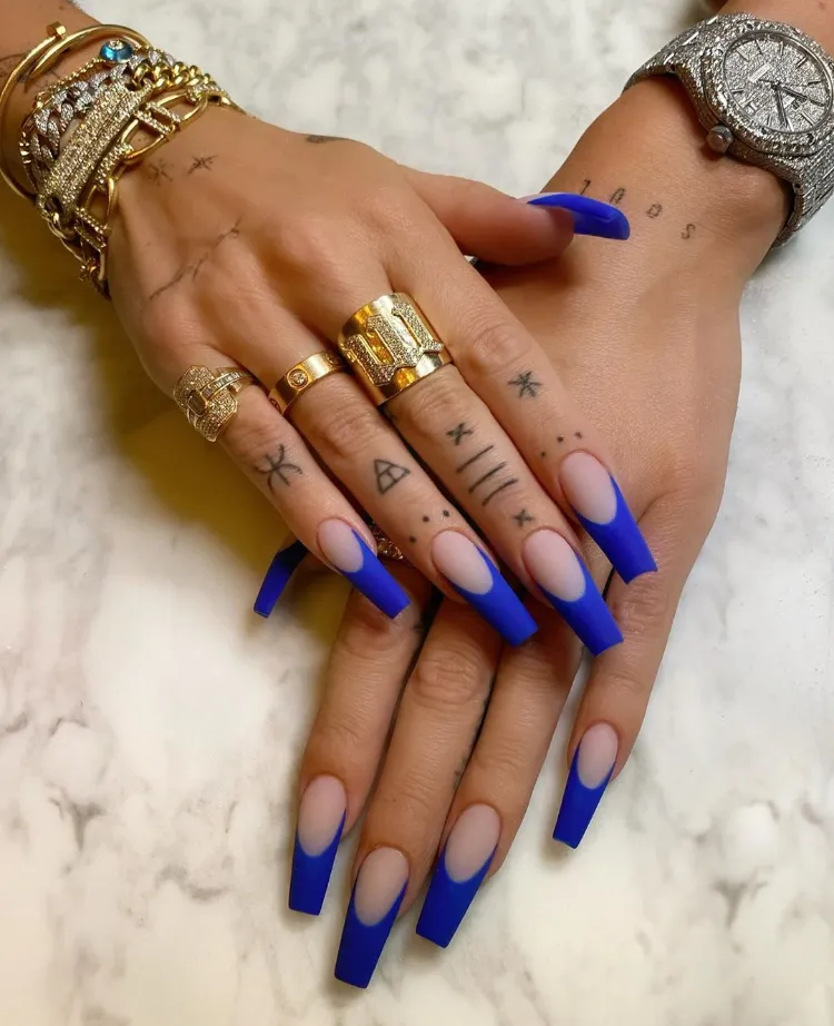 blaue French Nails Bilder welcher Nagellack passt zu Goldschmuck