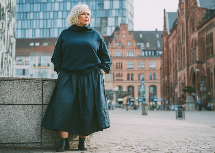 Crewneck Pullover und Midi Rock