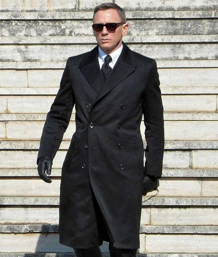 daniel craig mit zweireihigem mantel in schwarz als trendige oberbekleidung im herbst winter 2022 2023