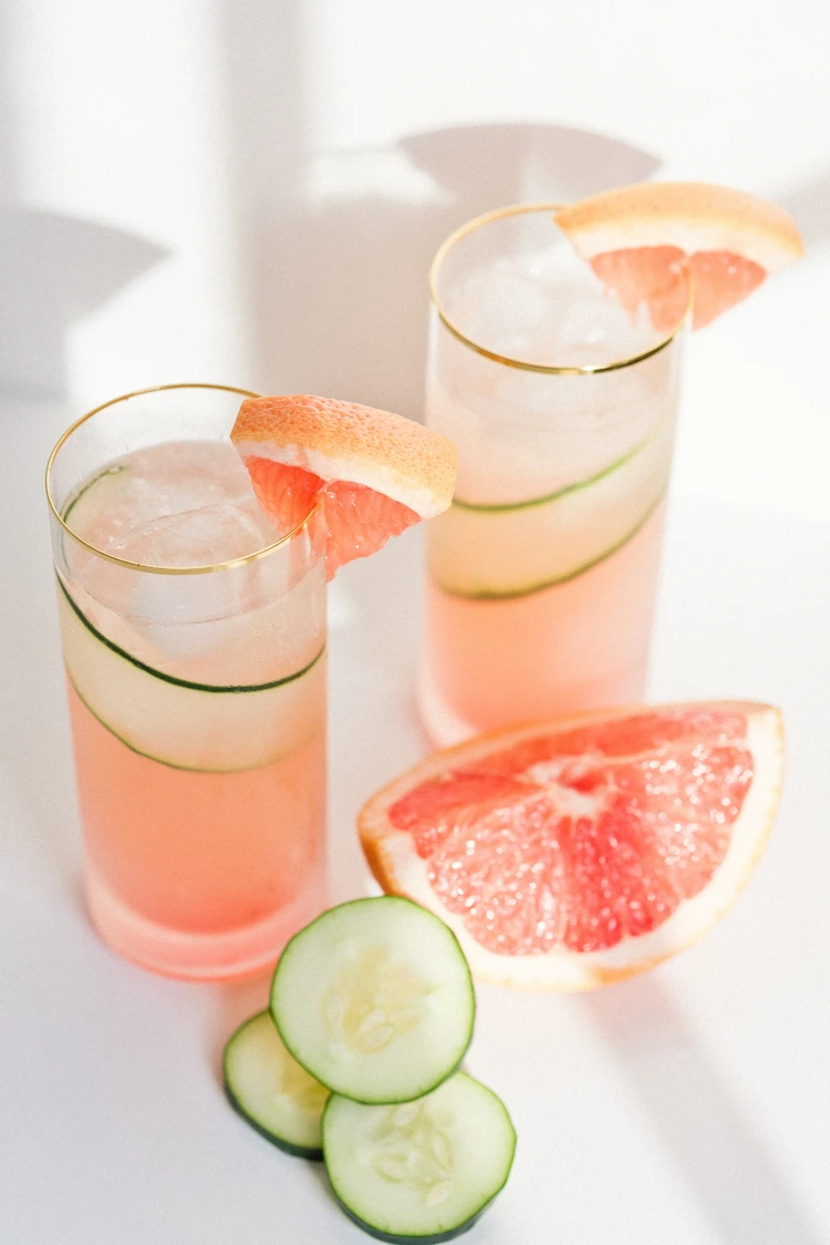 den tag gesund starten und mit grapefruit und gurke detox getränke zum abnehmen selber machen