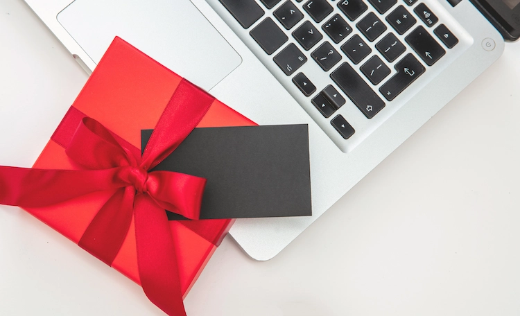 digitale geschenke ausdrucken und mit weihnachtlicher verpackung oder umschlag schenken