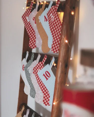 diy adventskalender mit weihnachtsstrümpfen für teenager