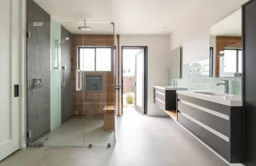duschabtrennung aus glaswänden in modernem badezimmer planen und den platz optimal ausnutzen