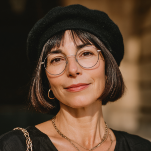 elegante frau mit barette, kurzem bob mit pony und brille