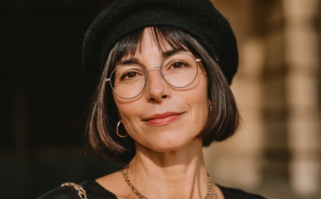 elegante frau mit barette, kurzem bob mit pony und brille