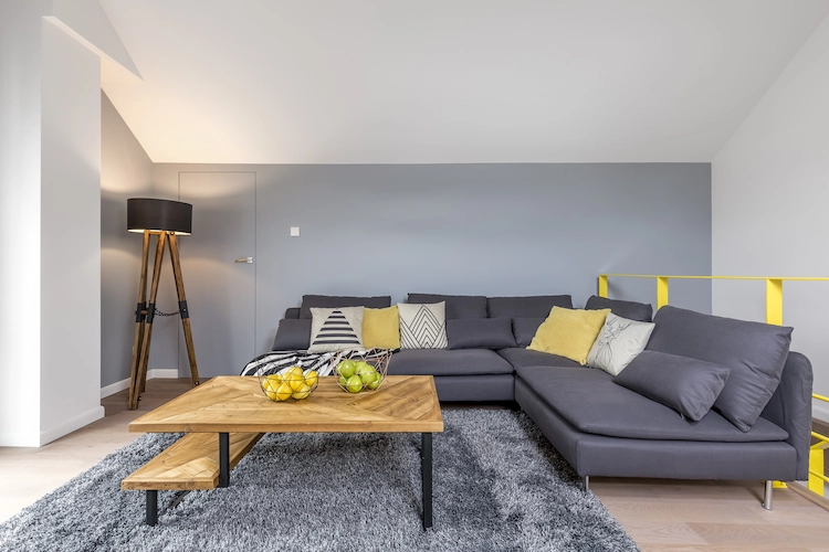 elegante und stilvolle kombination aus grau und gelb als akzentfarben im wohnraum