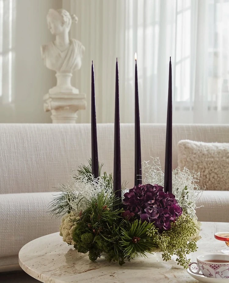 eleganter adventskranz in beerentönen