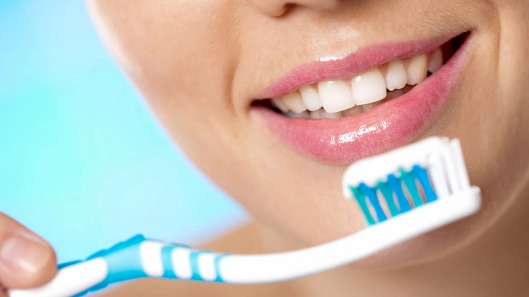 fluoridhaltige zahnpasta verwenden und wie oft am tag zähne putzen erfahren