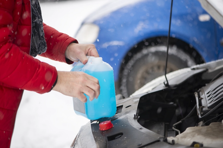 gefrorene autoscheibe verhindern und rechtzeitig bei schnee frostschutzmittel im auto nachfüllen