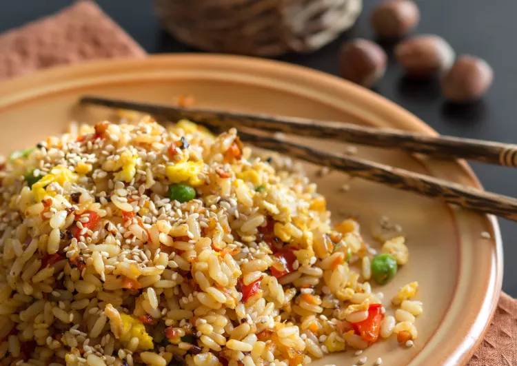 gesunde günstige Rezepte vegetarisch gebratener Reis mit Erbsen