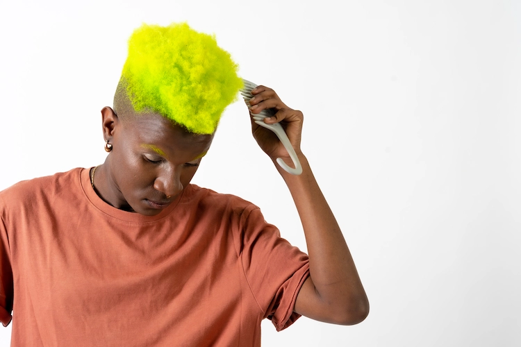 in neonfarben gefärbte haare am oberkopf als männerfrisuren trend 2022