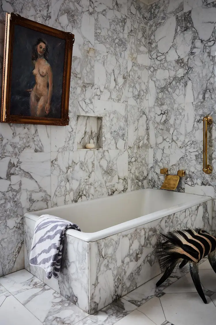 klassischen stil mit moderner badezimmergestaltung kombinieren und kunststücke in den raum hinzufügen