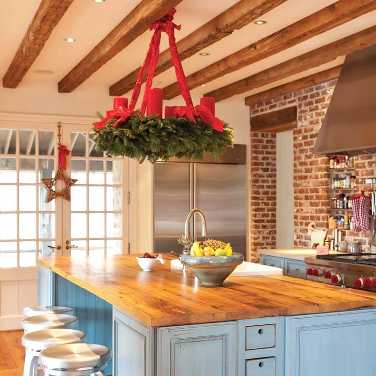 klassischer adventskranz in rot aus tannengrün