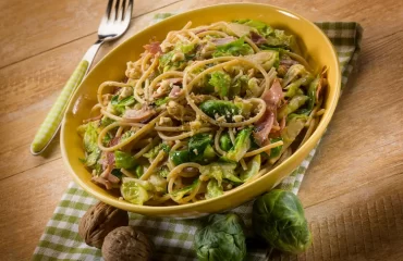 köstliche italienische küche und nahrhafte nudelgerichte mit saisonalem gemüse zubereiten