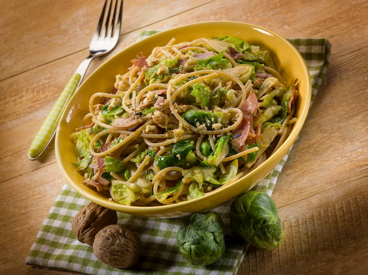 köstliche italienische küche und nahrhafte nudelgerichte mit saisonalem gemüse zubereiten