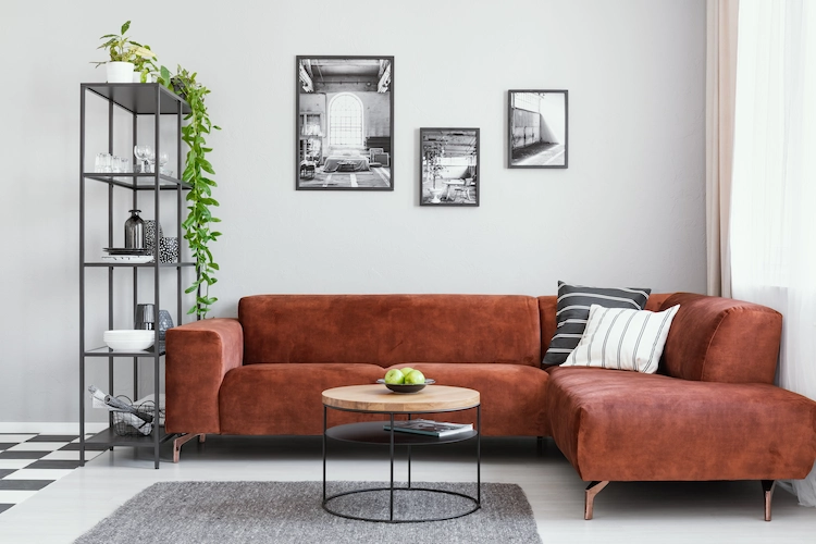 kontrastierende raumgestaltung mit braunem ecksofa fürs wohnzimmer in schwarz weiß