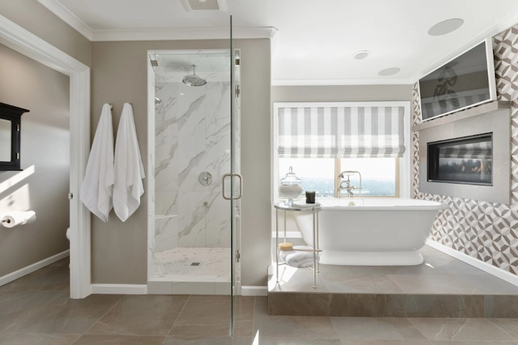 luxuriöses bad mit dusche gestalten und den duschraum mit wänden von der badewanne abtrennen