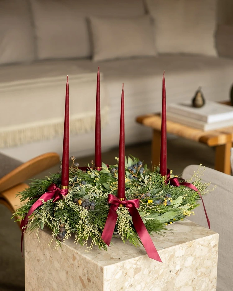 minimalistischer adventskranz mit langen stabkerzen und schleifen