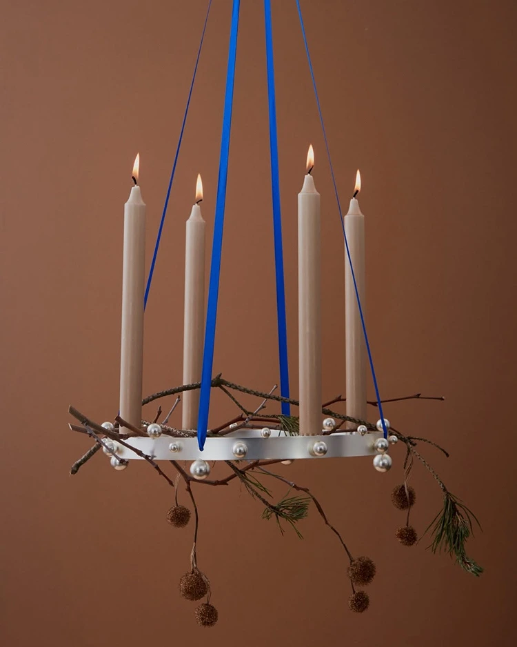 minimalistischer adventskranz mit zweigen