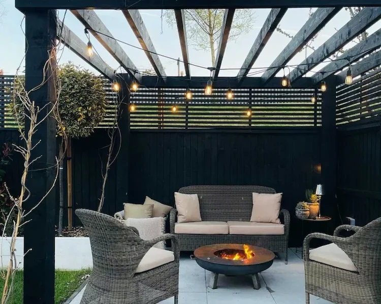 mit pergola ausgestattete terrasse für herbst und winter gemütlich gestalten und feuerstelle hinzufügen