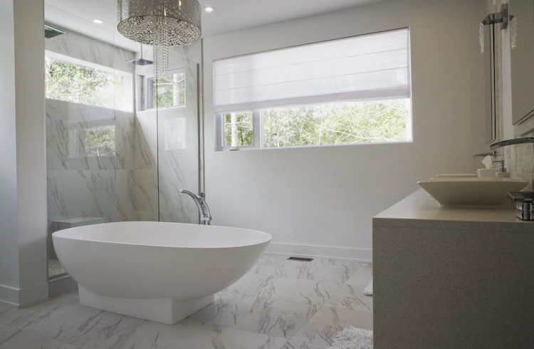 modernes badezimmer mit badewanne und duschkabine in kombination mit luxuriöser beleuchtung