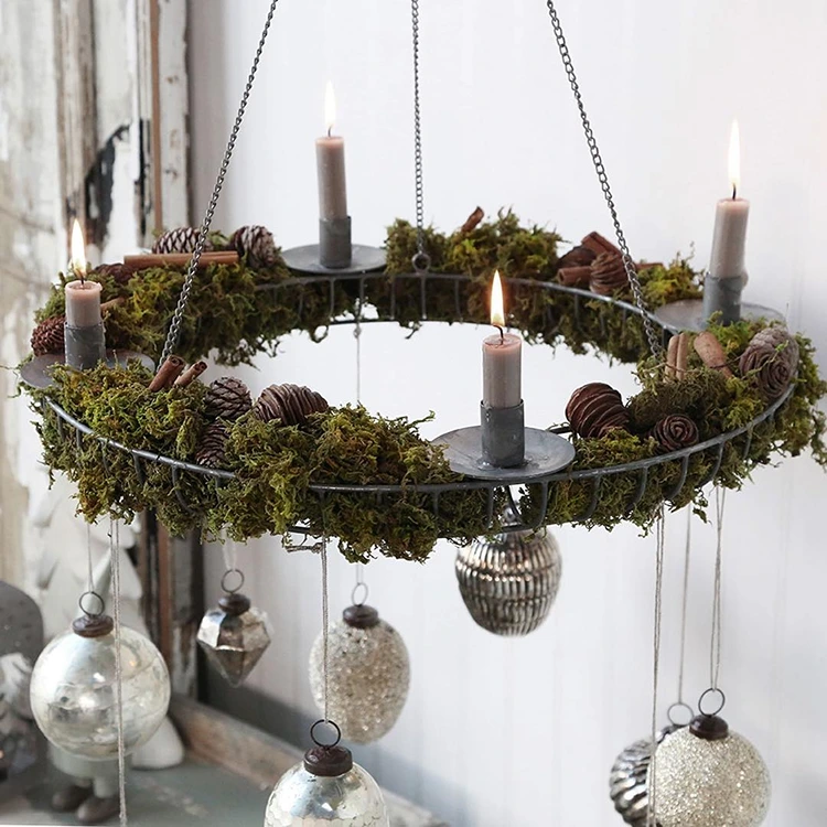 natürlicher adventskranz mit moos und waldelementen