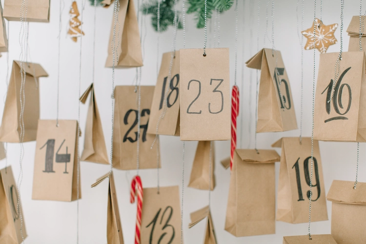 neutrale papiertüten nummerieren und als verpackungen für geschenke vor dem ersten advent hängen