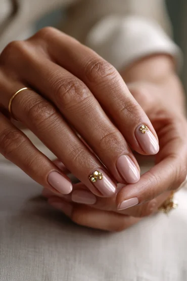 Nude-Nägel für 60-Jährige mit Steinchen verzieren