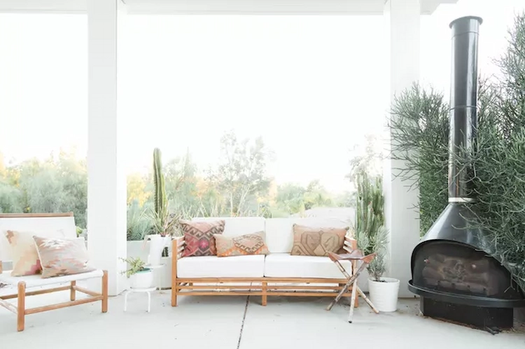 offene außenterrasse mit modernem kamin und kuscheligem sofa zum wohlfühlen