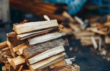 ordentlich gestapelte holzscheite in kleinere größen können schneller als brennholz trocknen