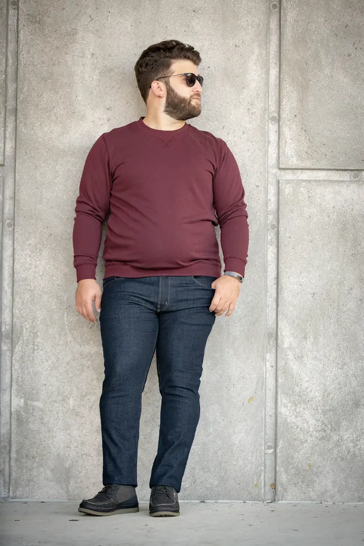 pullover und jeans bei männern mit kleiner größe und bauchfett passend kombinieren