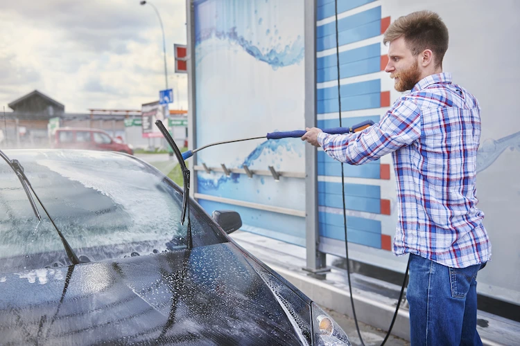 regelmäßige autopflege durch waschen der autoscheibe mit hochdruckreiniger