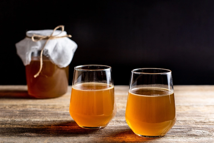 roh fermentiertes hausgemachtes alkoholisches oder alkoholfreies kombucha mit gesundem probiotikum