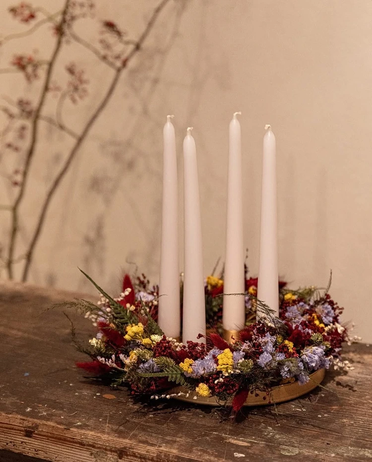 romantischer adventskranz mit trockenblumen