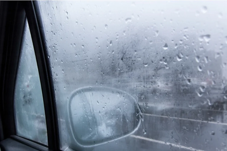seitenfenster bei feuchtigkeit im auto beschlagen und beeinträchtigen die sicht während des fahrens