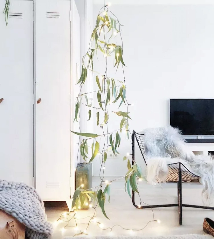 spiralförmige weihnachtsbaum alternativen mit pflanzenblättern und lichterketten minimalistisch erstellen