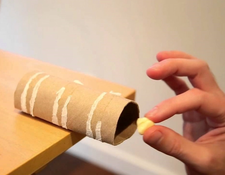 toilettenpapierrolle rattenfalle selber bauen mit lockmittel wie käse oder ednussbutter und eimer unter tisch