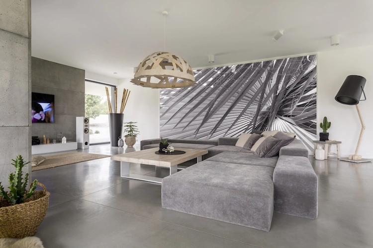trendiges innendesign in großem wohnraum mit grauem eckmöbel und stilvoller dekoration