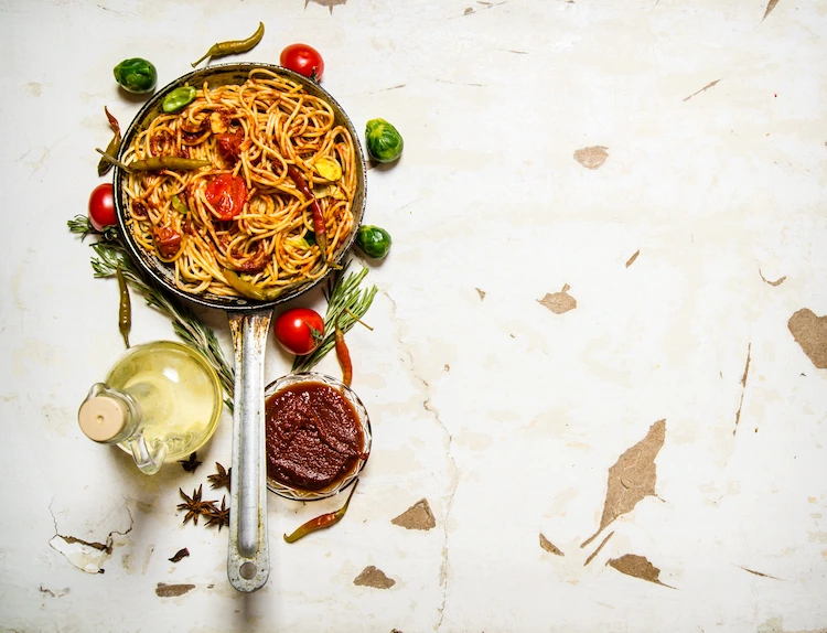 typisch italienische zutaten wie olivenöl und tomaten in kombination mit paprika und rosenkohl für leckere pastagerichte
