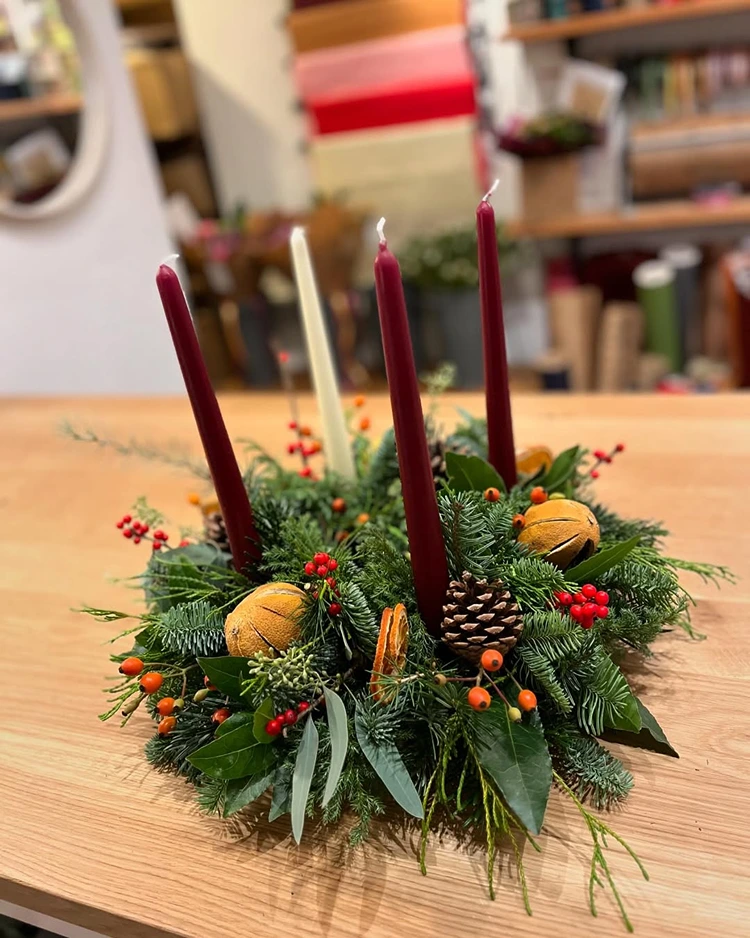 üppiger adventskranz aus verschiedenem immergrün