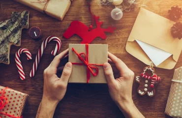 vor weihnachten öffnet ein mann geschenke aus einem adventskalender für männer