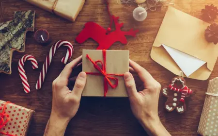 vor weihnachten öffnet ein mann geschenke aus einem adventskalender für männer