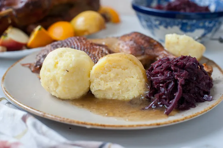 was essen die Deutschen an Weihnachten Sauerbraten mit Rotkohl