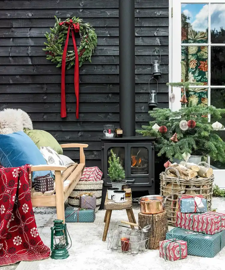 weihnachtliche stimmung im außenraum mit auffälliger dekoration und gartenmöbeln schaffen