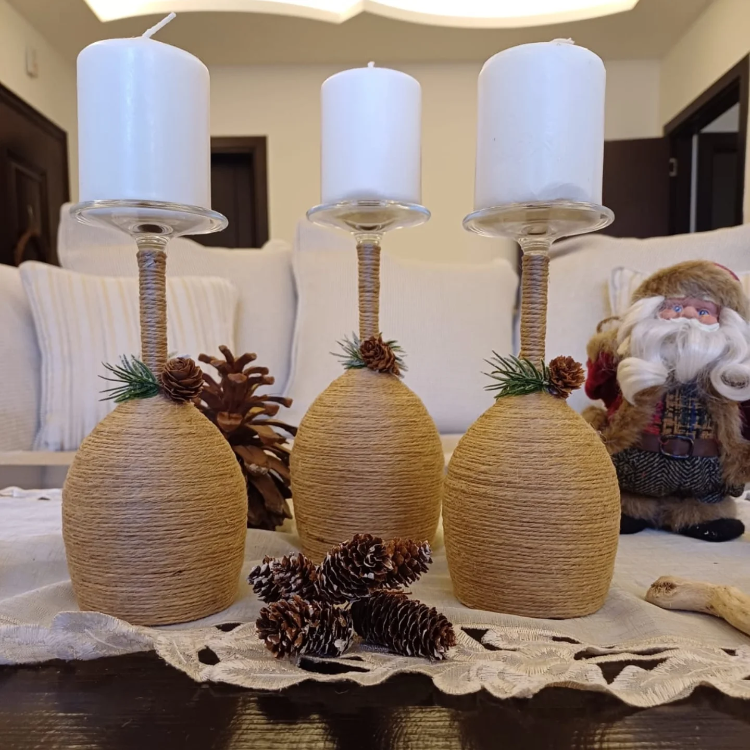 weihnachtsdekoration mit weingläsern basteln