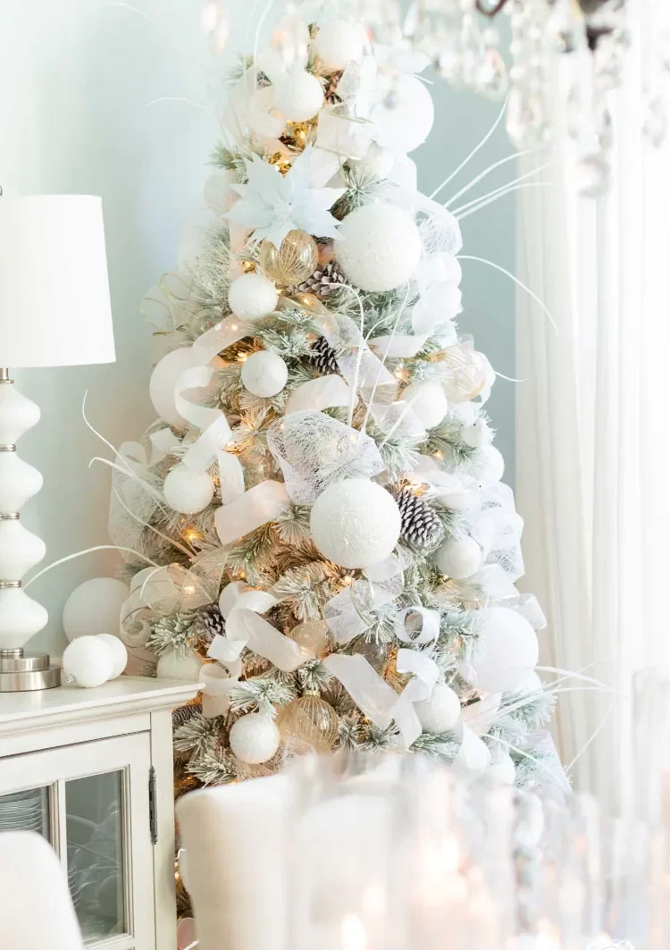 weißer Weihnachtsbaum dekorieren Weihnachtsdeko Trends 2022