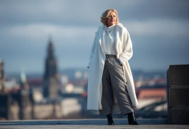 weißer Mantel gehört zu den Trends