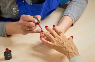 welche Nagellackfarbe für ältere Hände roter Nagellack für Ferauen ab 50
