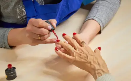 welche Nagellackfarbe für ältere Hände roter Nagellack für Ferauen ab 50