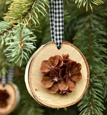 Baumschmuck für draußen basteln aus Holzscheibe und zerschnittene Tannenzapfen